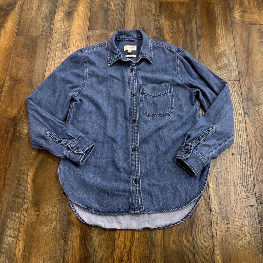 Universal Thread Womens Small Relaxed Fit Denim Shirt Medium‎ Wash Blue NWT
